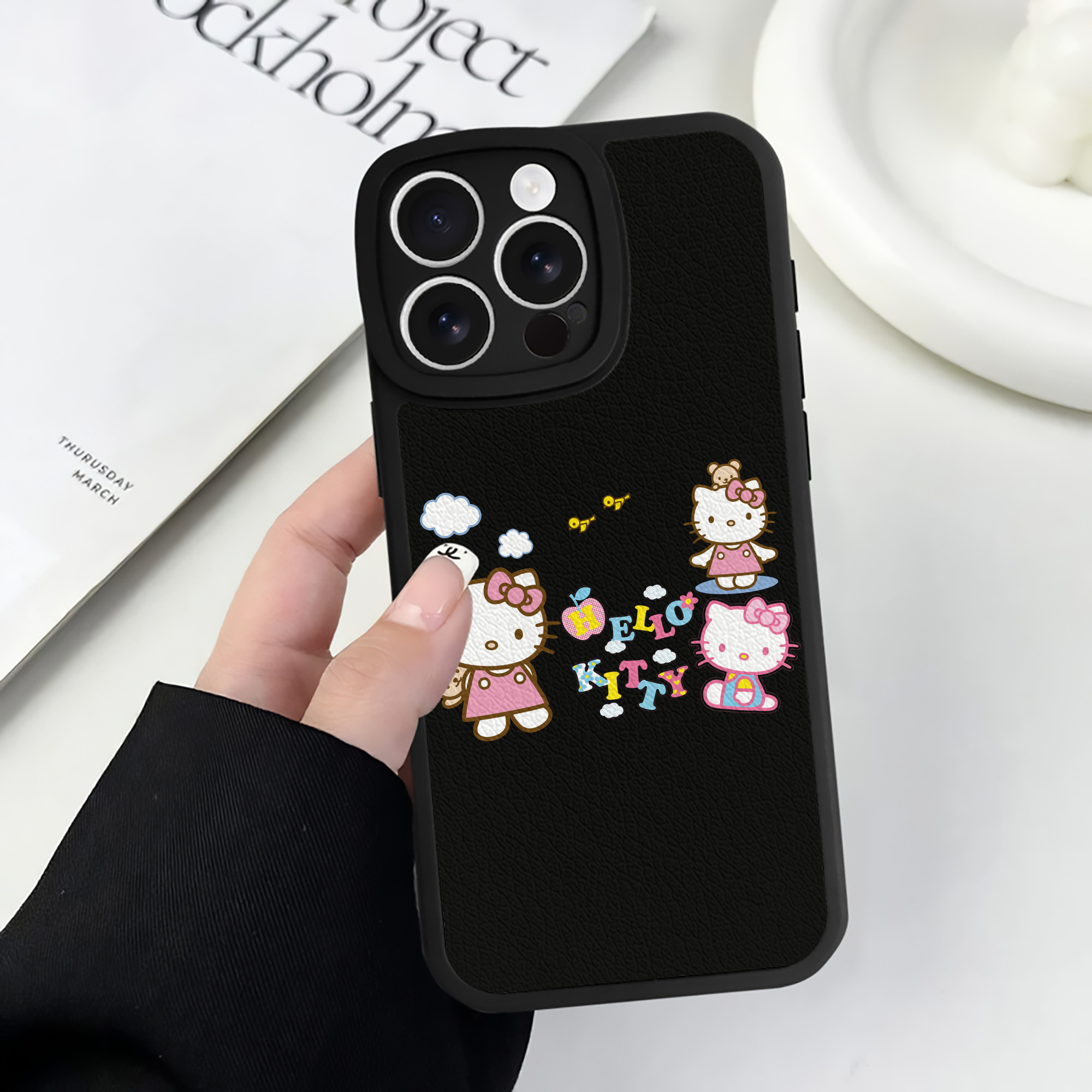（画像用） Hello Kitty ハローキティ 【iPhone 16シリーズ対応】シリコンスマホケース（レザー調） 材質：シリコン